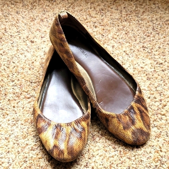 Banana Republic snake print flats Size 8 - Picture 1 of 7